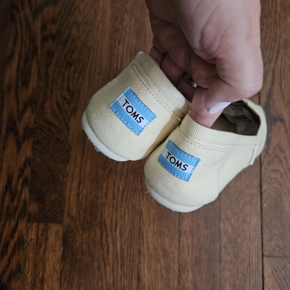TOMS NWT - Picture 4 of 5